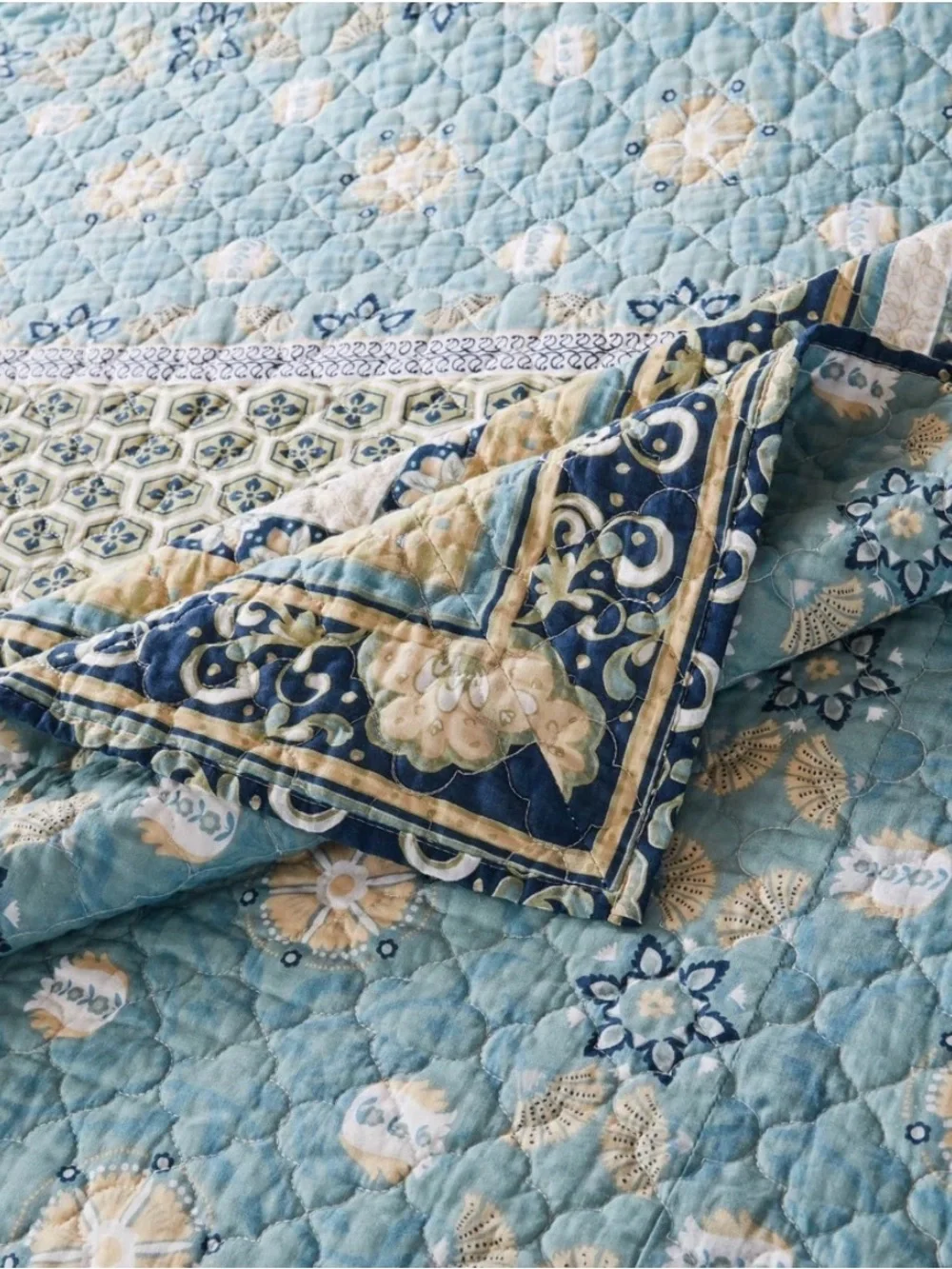 LNWOT JUMBO KING reversible quilt/2 sham set